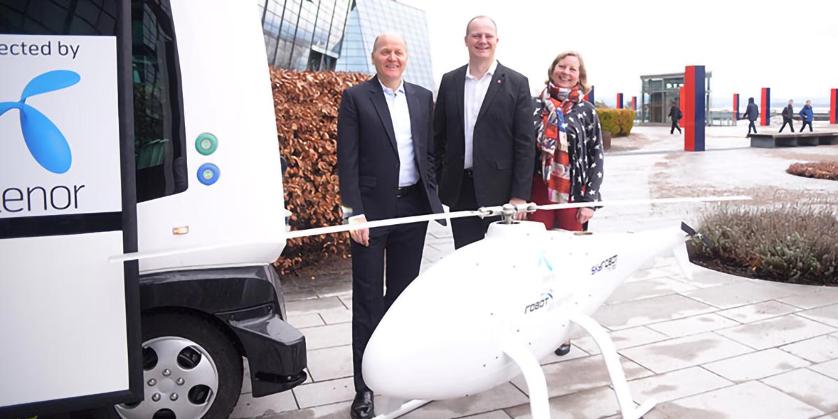 Sigve Brekke, Ketil Solvik-Olsen og Berit Svendsen står sammen med en selvkjørende buss og en tilkoblet drone – begge deler en viktig del av 5G-fremtiden.