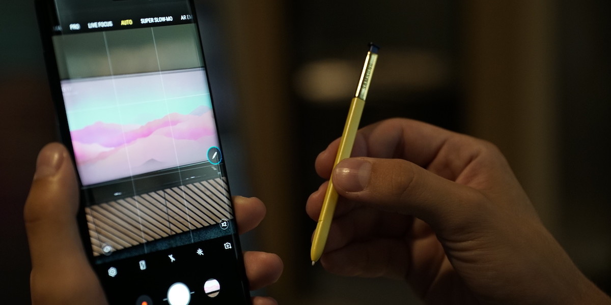S Pen er koblet til Note9 med Bluetooth. Den holder i rundt 30 minutter – og lades opp på 40 sekunder!