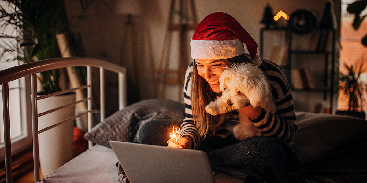 Bilde av noen som feirer digital jul alene.