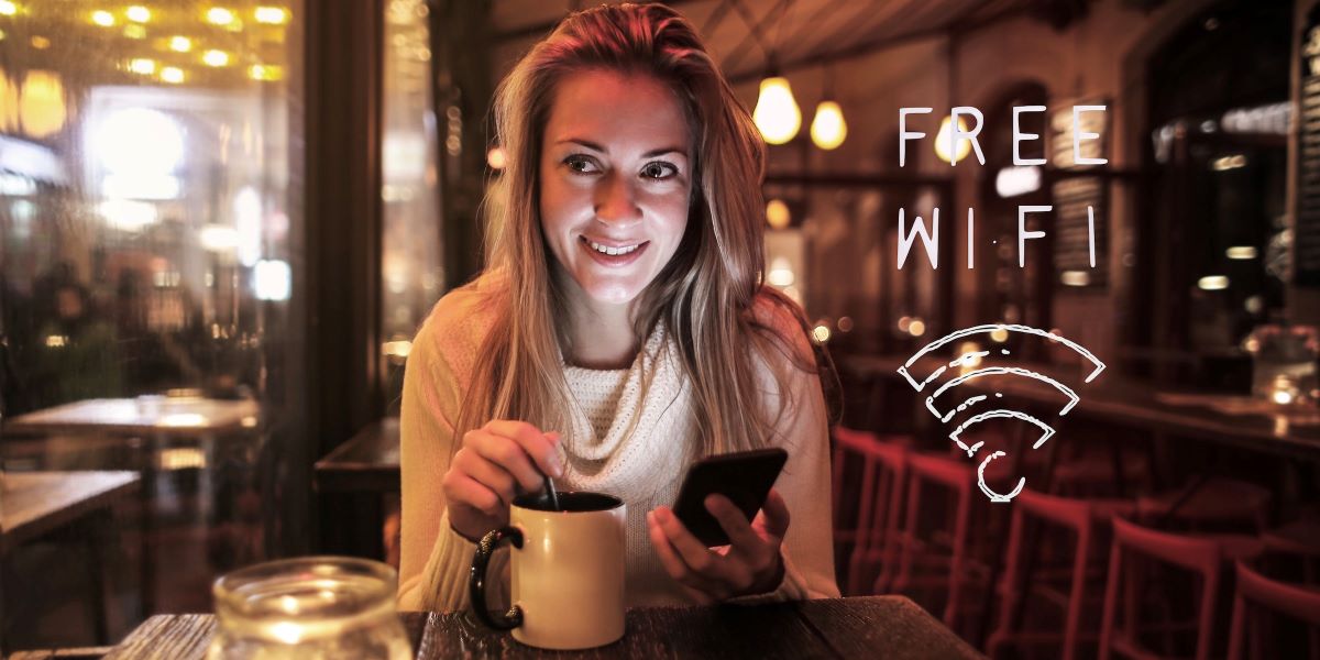 Kvinne bruker et av flere trådløse nett på kafe