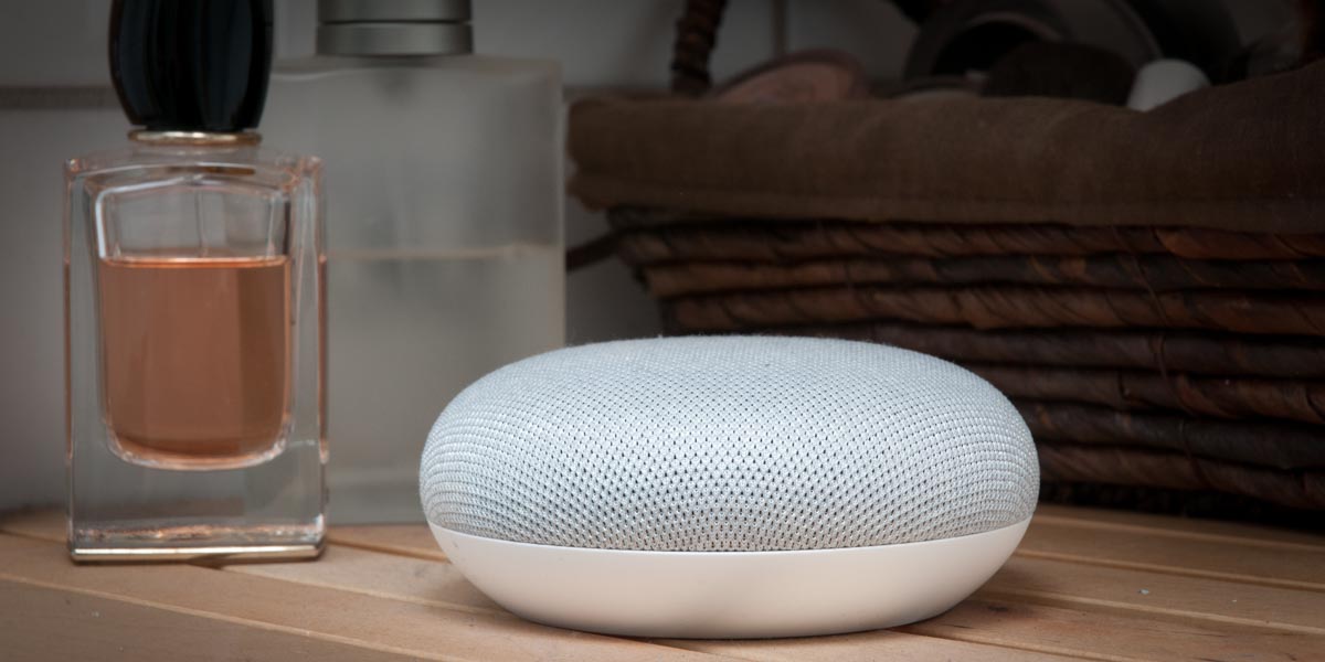 Google Home Mini passer diskret inn for eksempel på badet.