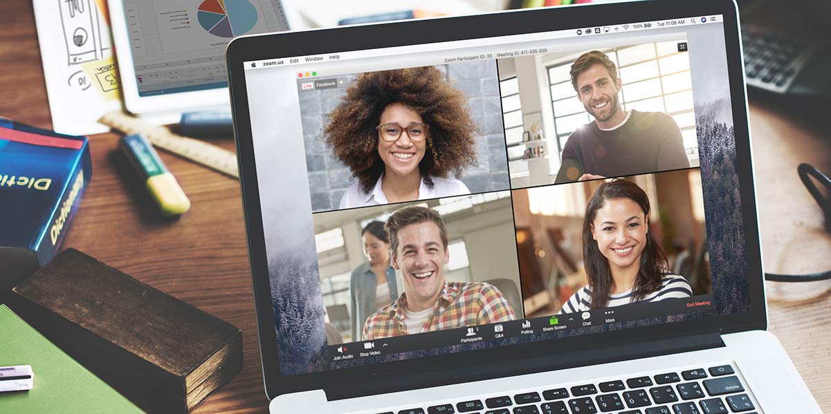 Bilde av laptop med åpen videosamtale som viser skjermen delt mellom fire deltakere
